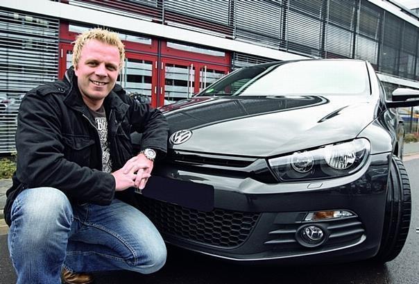 Dennis Ritter-Eichenlaub holt Scirocco in Wolfsburg zur Probefahrt ab. Foto: Volkswagen